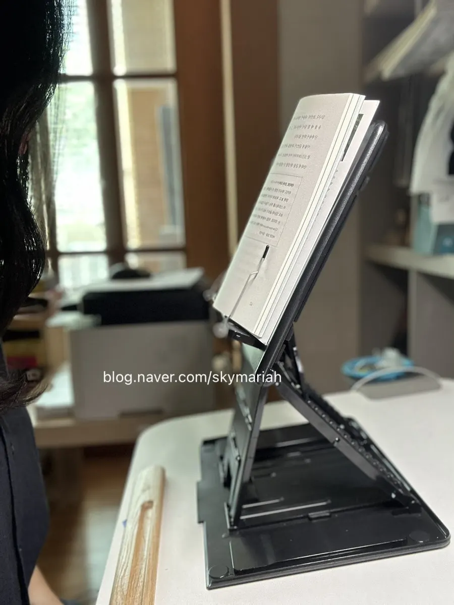 Foldable book stand held in one hand