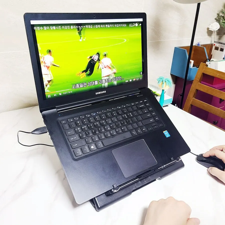 큰 책을 거치한 독서대