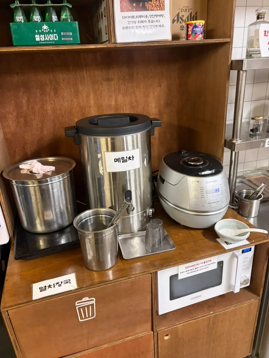 Sorori's self-bar with refillable side dishes