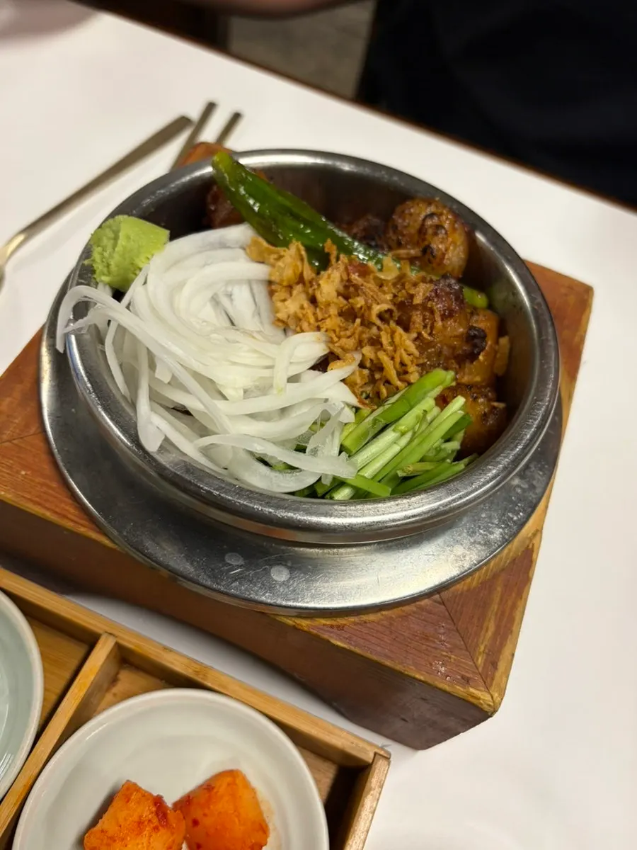Hanwoo daechang pot rice eaten with vegetables