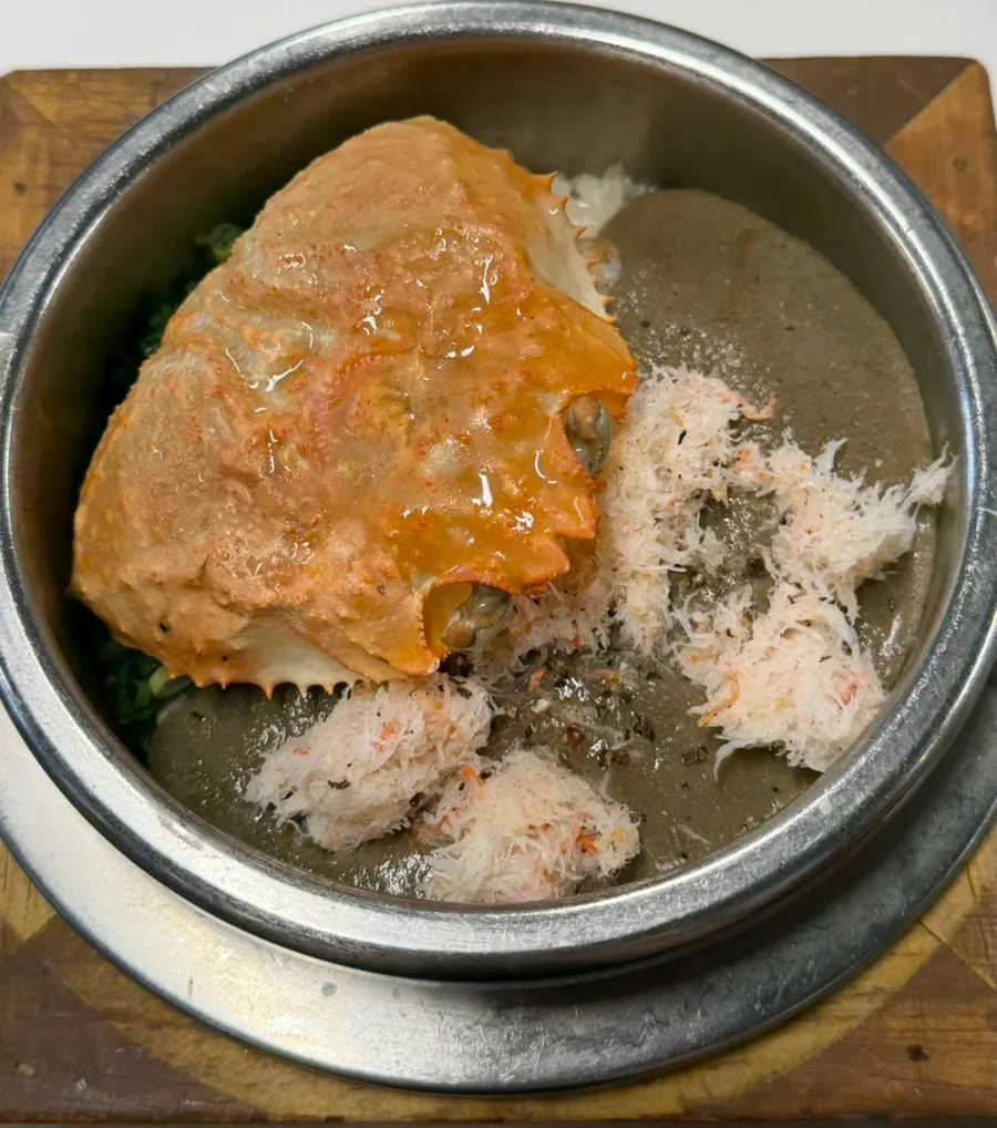 게딱지를 올린 게살솥밥