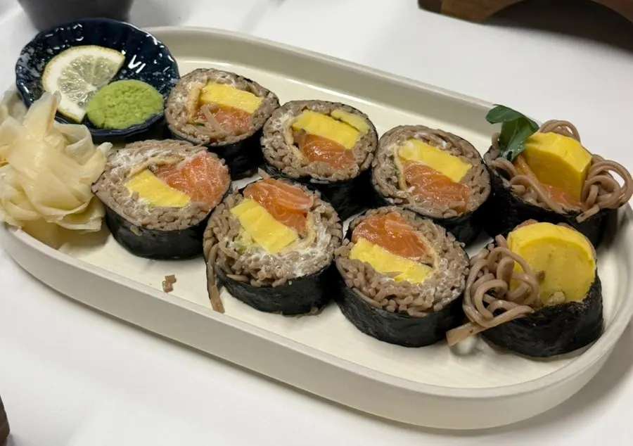 메밀면으로 만든 연어메밀김밥