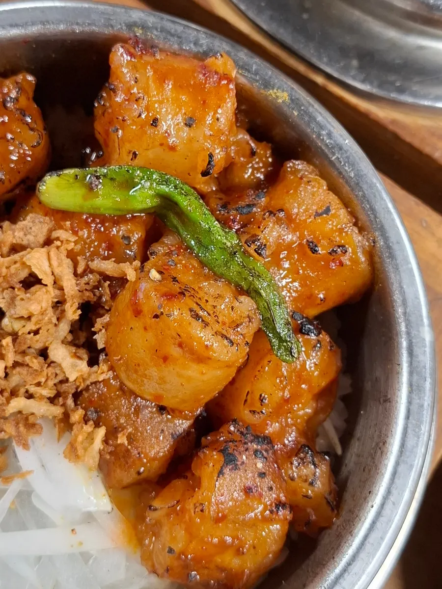 토치로 구운 한우대창솥밥 클로즈업