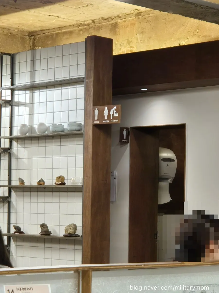 An old-style TV placed in a corner of Sorori