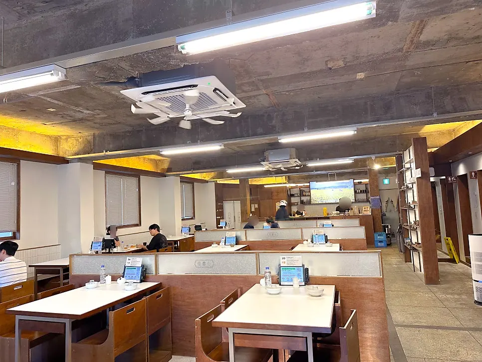 Retro-style interior decor at Sorori Cheongju Main Branch