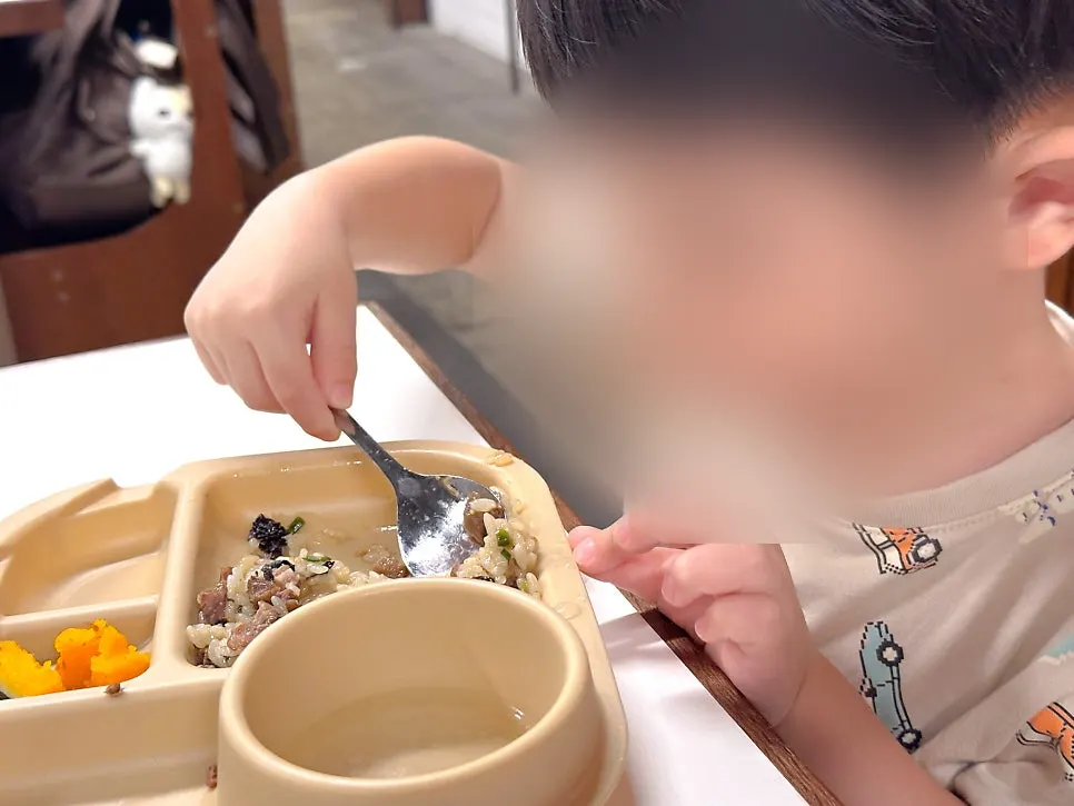 Bowl of galbi pot rice eaten by the child