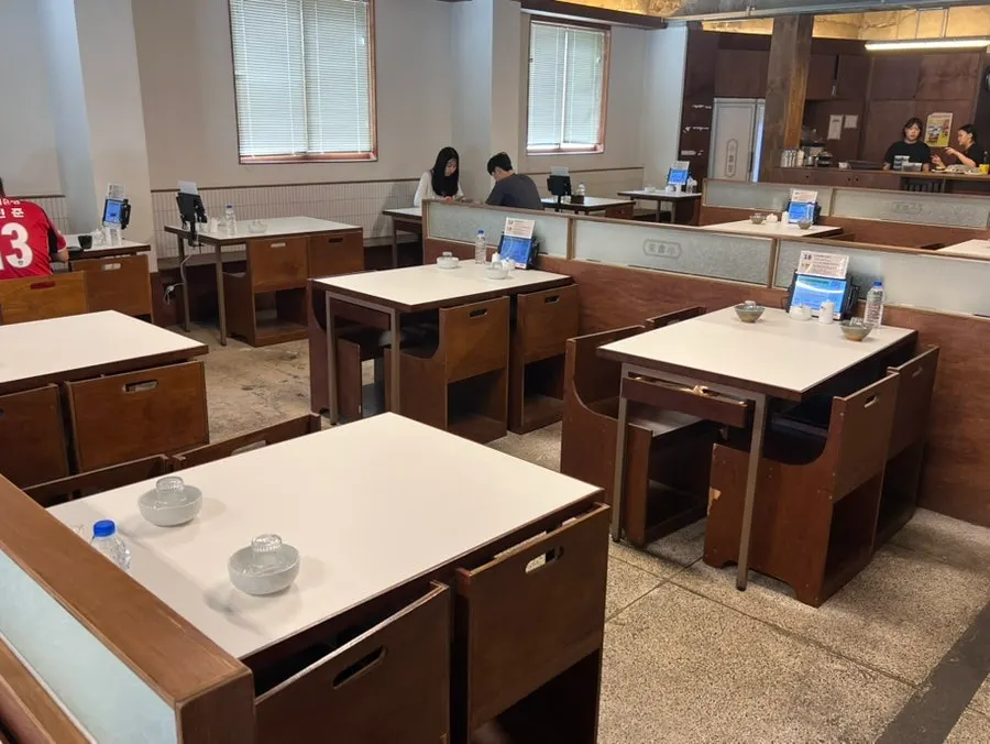4인석이 넓게 놓인 소로리 매장 내부