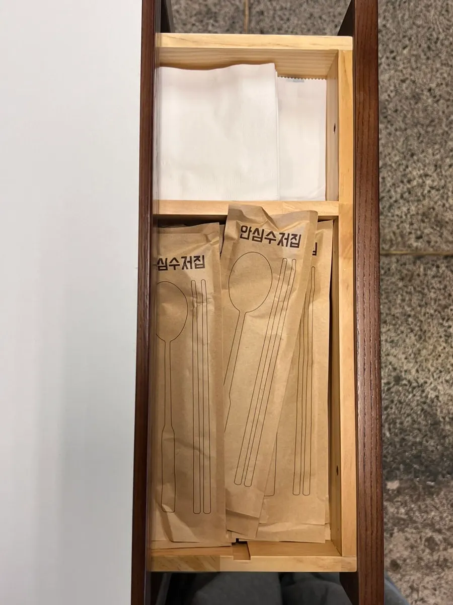 수저와 컵이 준비된 소로리 셀프 코너