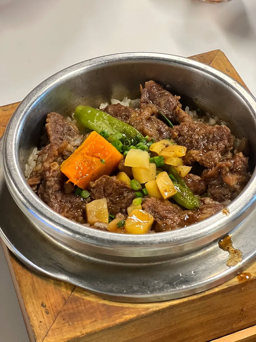 테이블 옆 수저집과 물티슈, 티슈