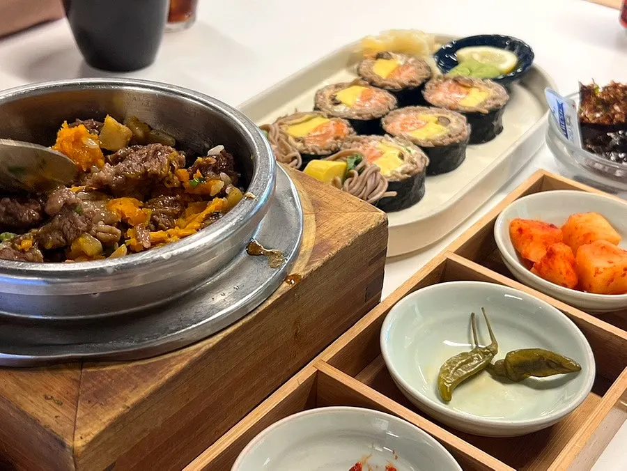 연어와 아보카도가 들어간 생연어메밀김밥