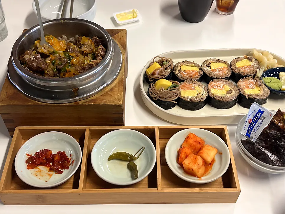소갈비솥밥과 생연어메밀김밥으로 차린 한상