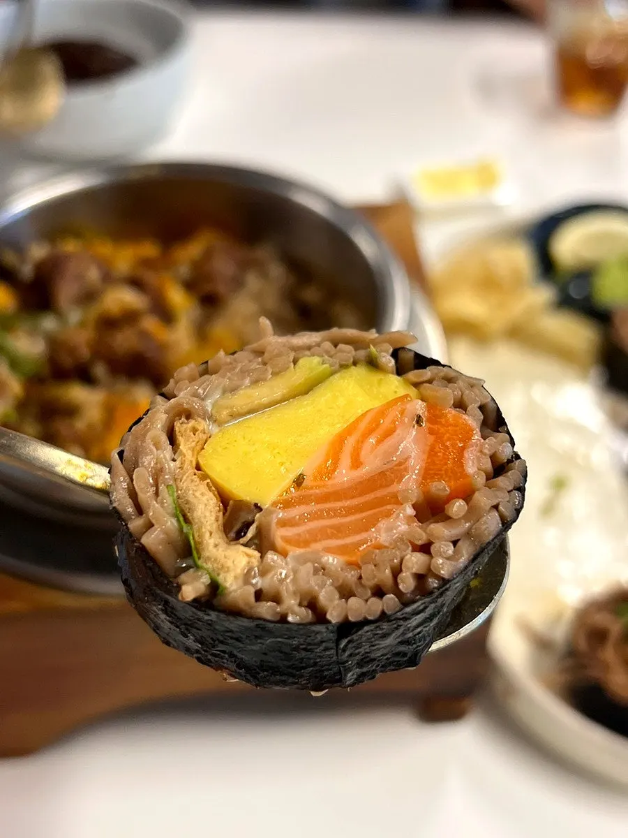 고추절임을 곁들인 갈비솥밥