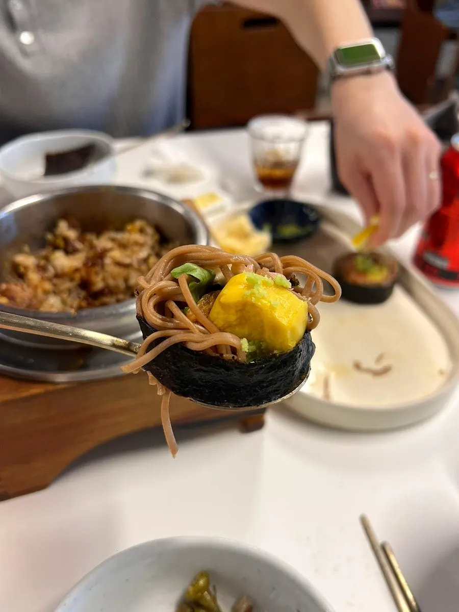 와사비와 초생강을 올린 생연어메밀김밥