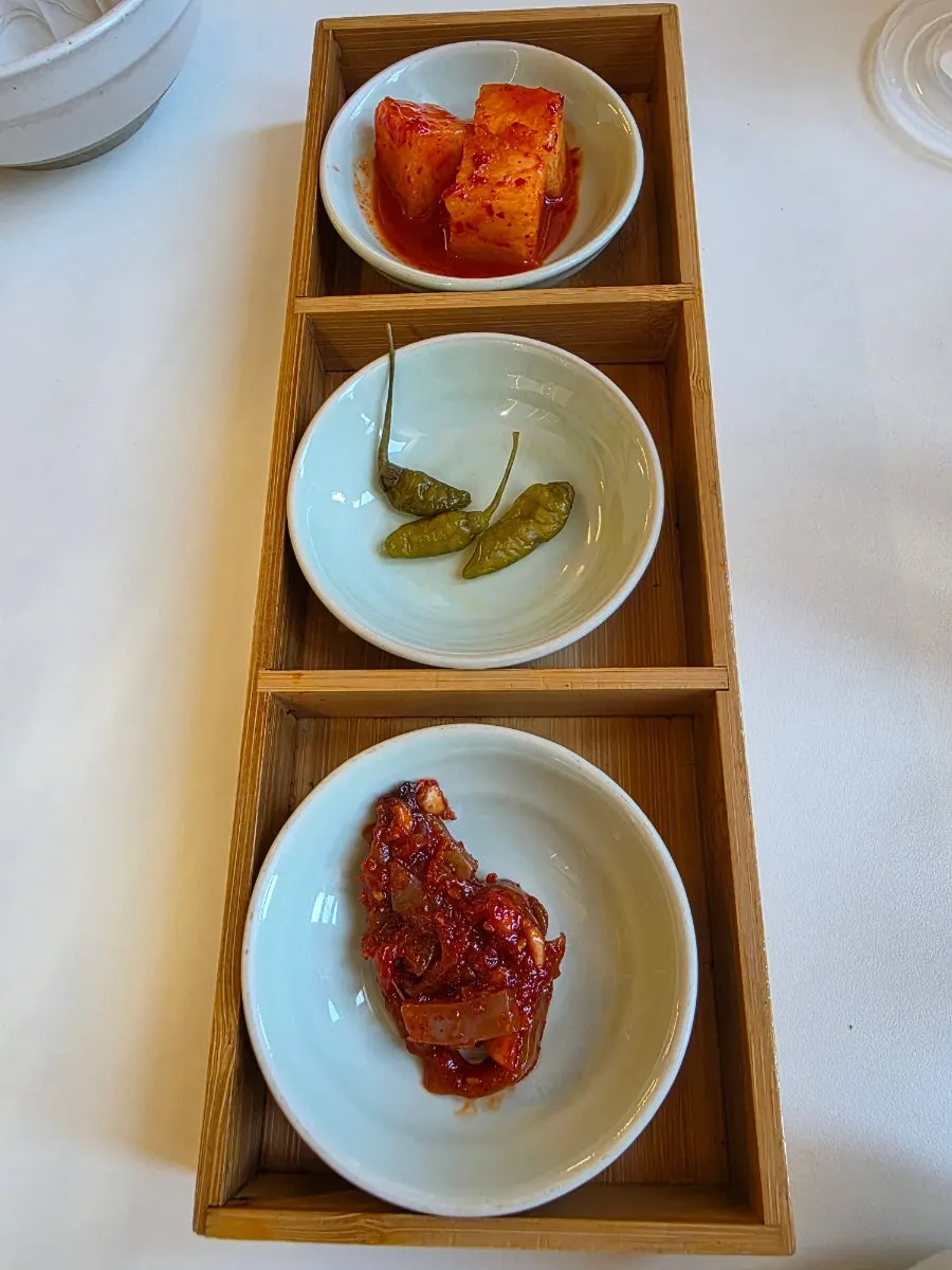 밑반찬과 육수가 놓인 셀프바