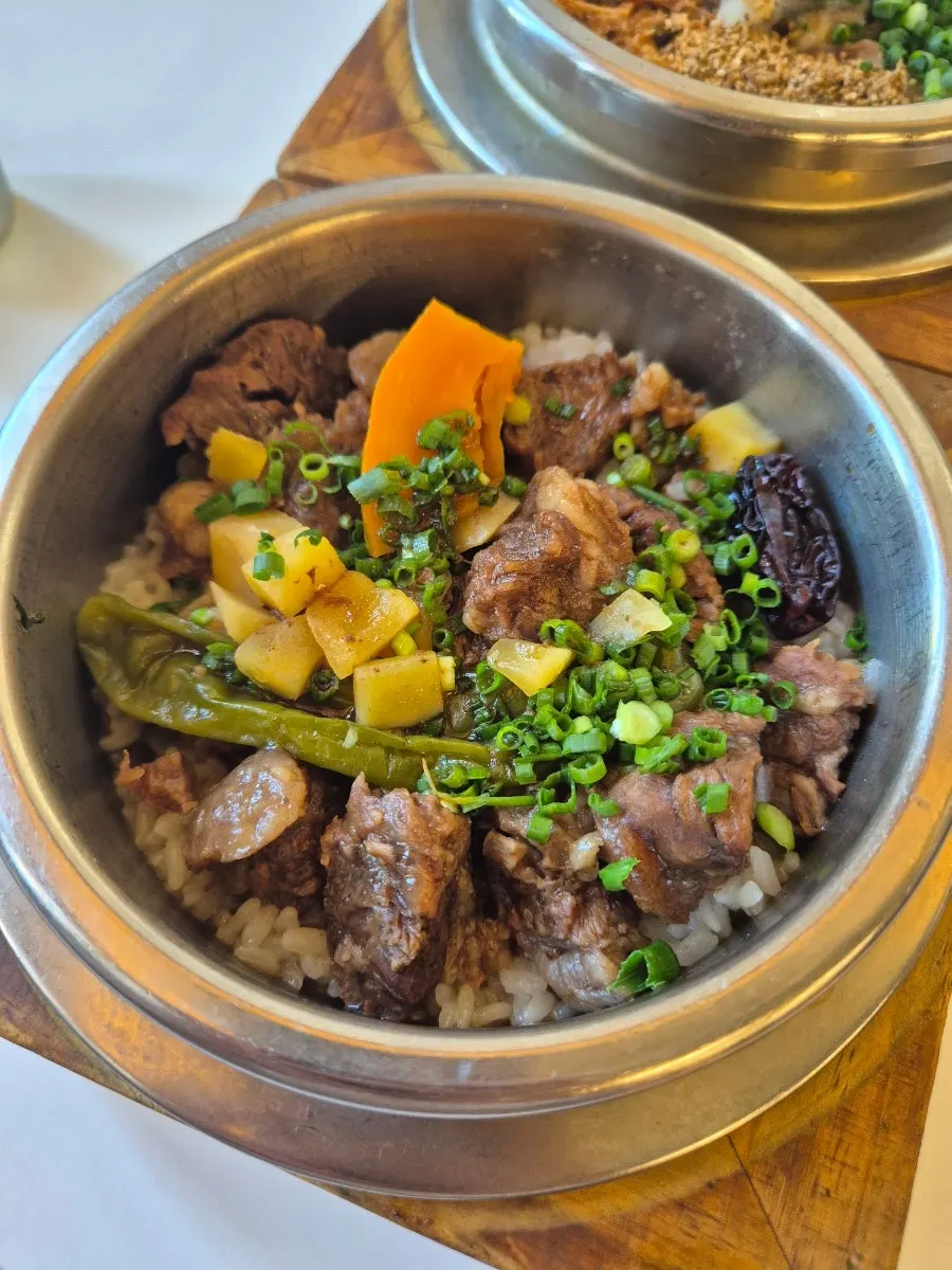 소갈비찜을 얹은 소갈비솥밥 한 솥