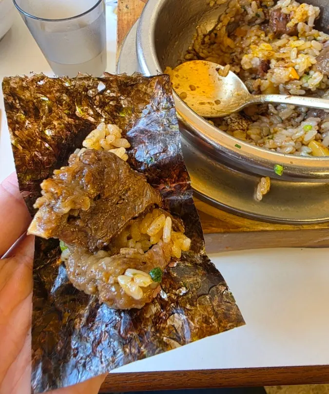 결대로 찢어지는 소갈비가 올라간 솥밥 클로즈업