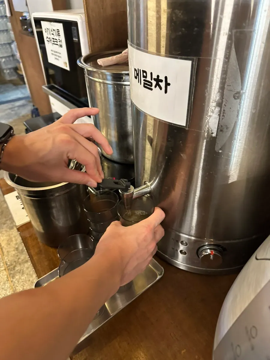 셀프코너에서 따라 마신 따뜻한 메밀차