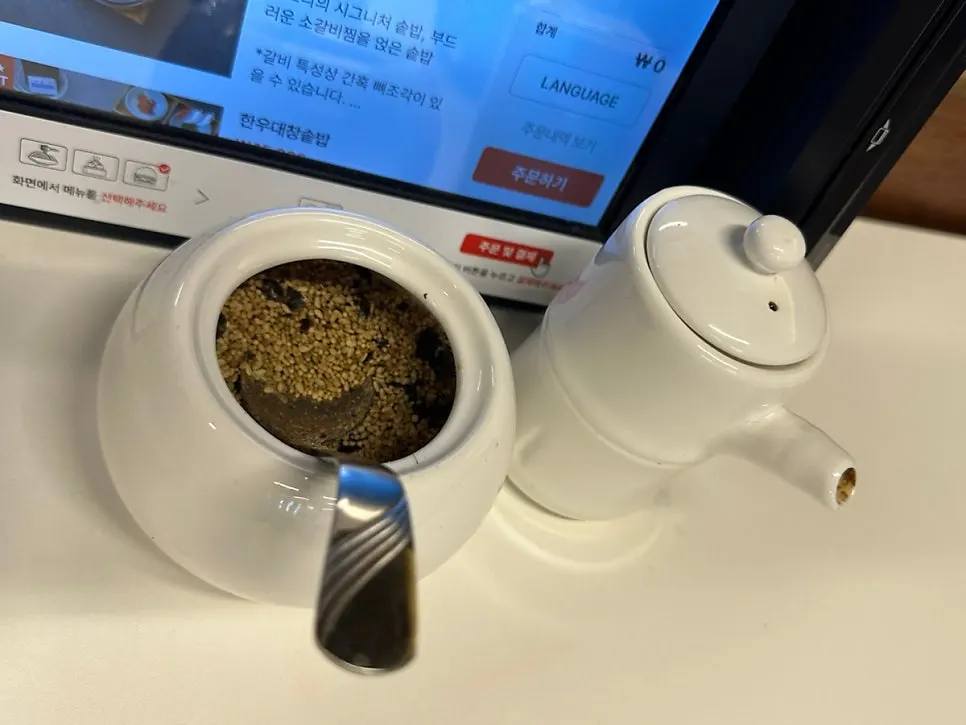 기본 반찬과 간장, 후리카케가 놓인 테이블