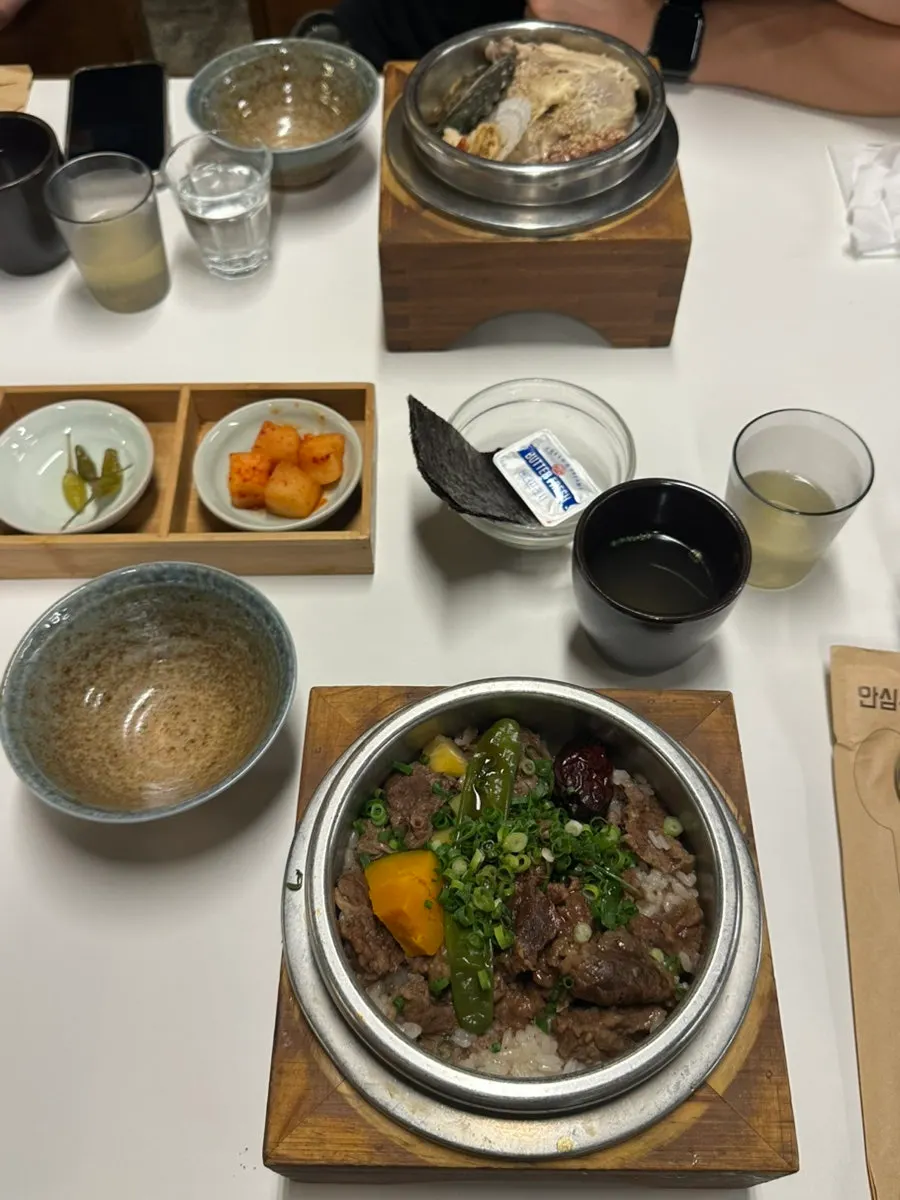 갈비솥밥과 삼계솥밥 한 상 차림
