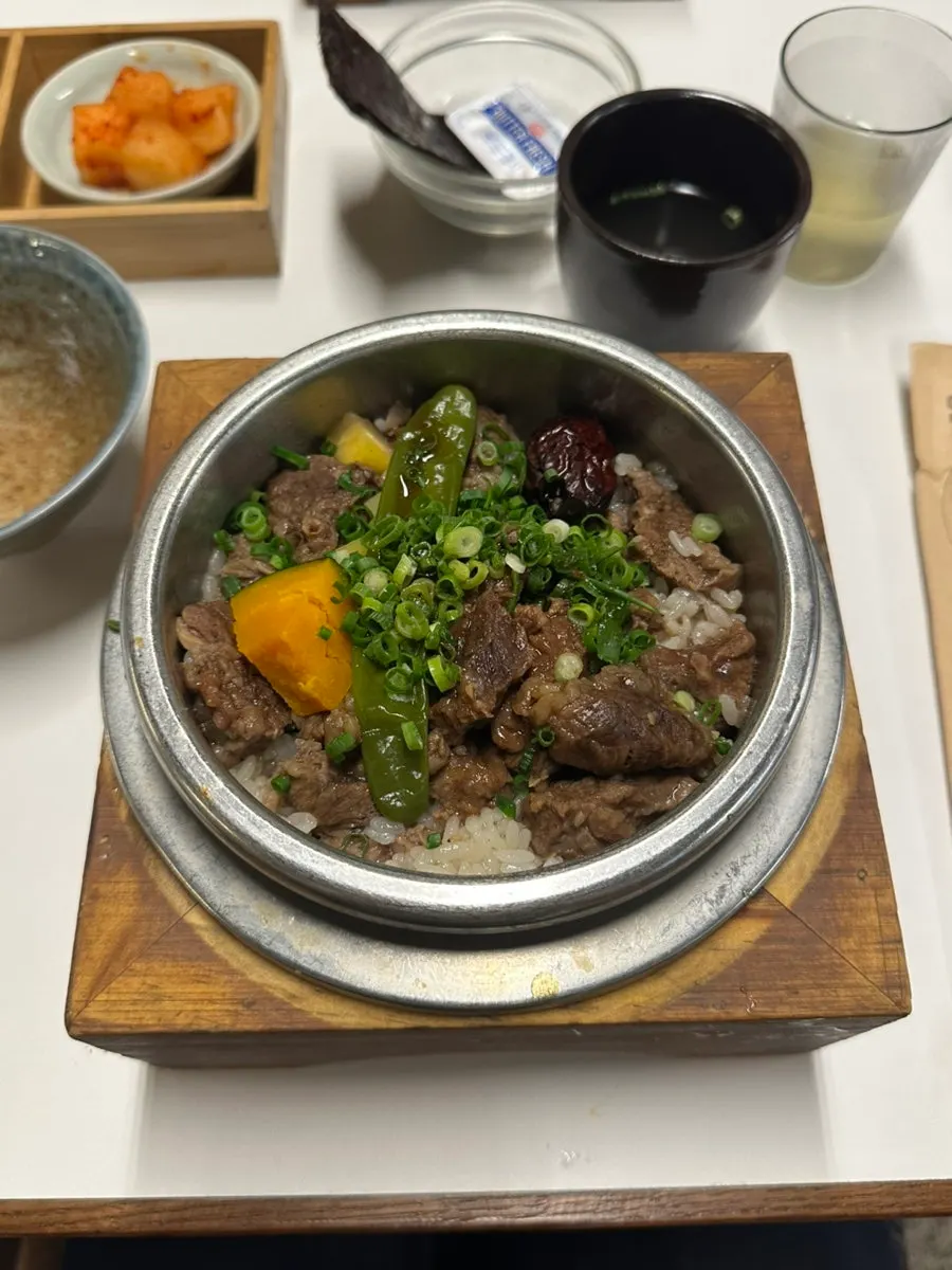 뚜껑을 연 갈비솥밥과 단호박·대추 고명