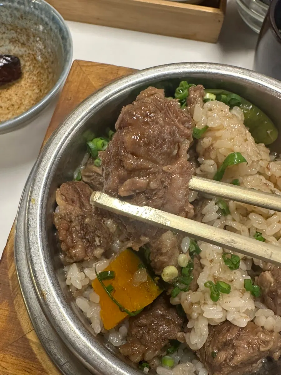 부드러운 갈비가 올라간 솥밥 클로즈업