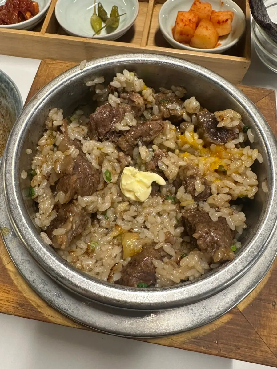 갈비와 밥을 섞은 갈비솥밥