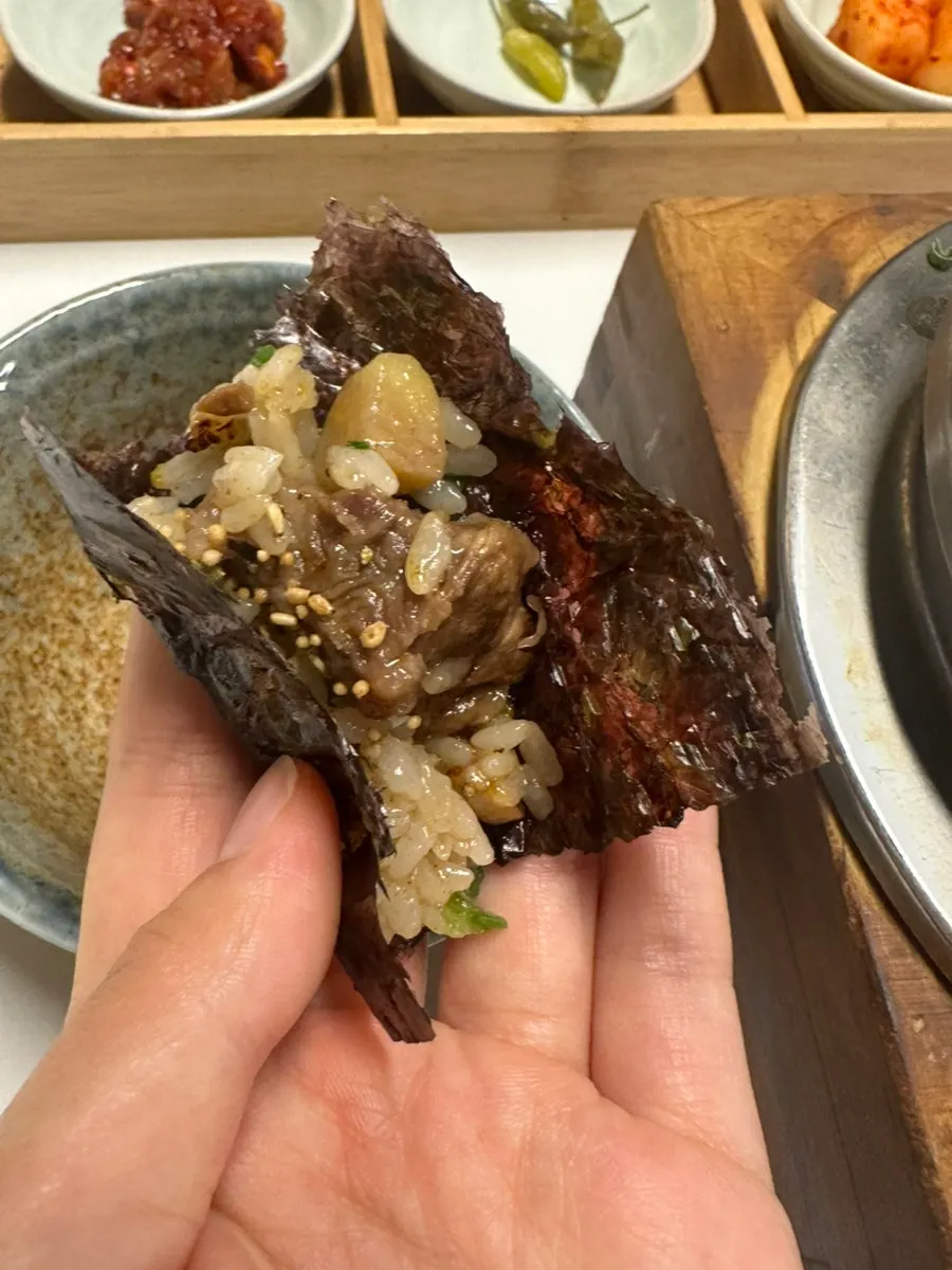김에 싸서 먹는 갈비솥밥 한입