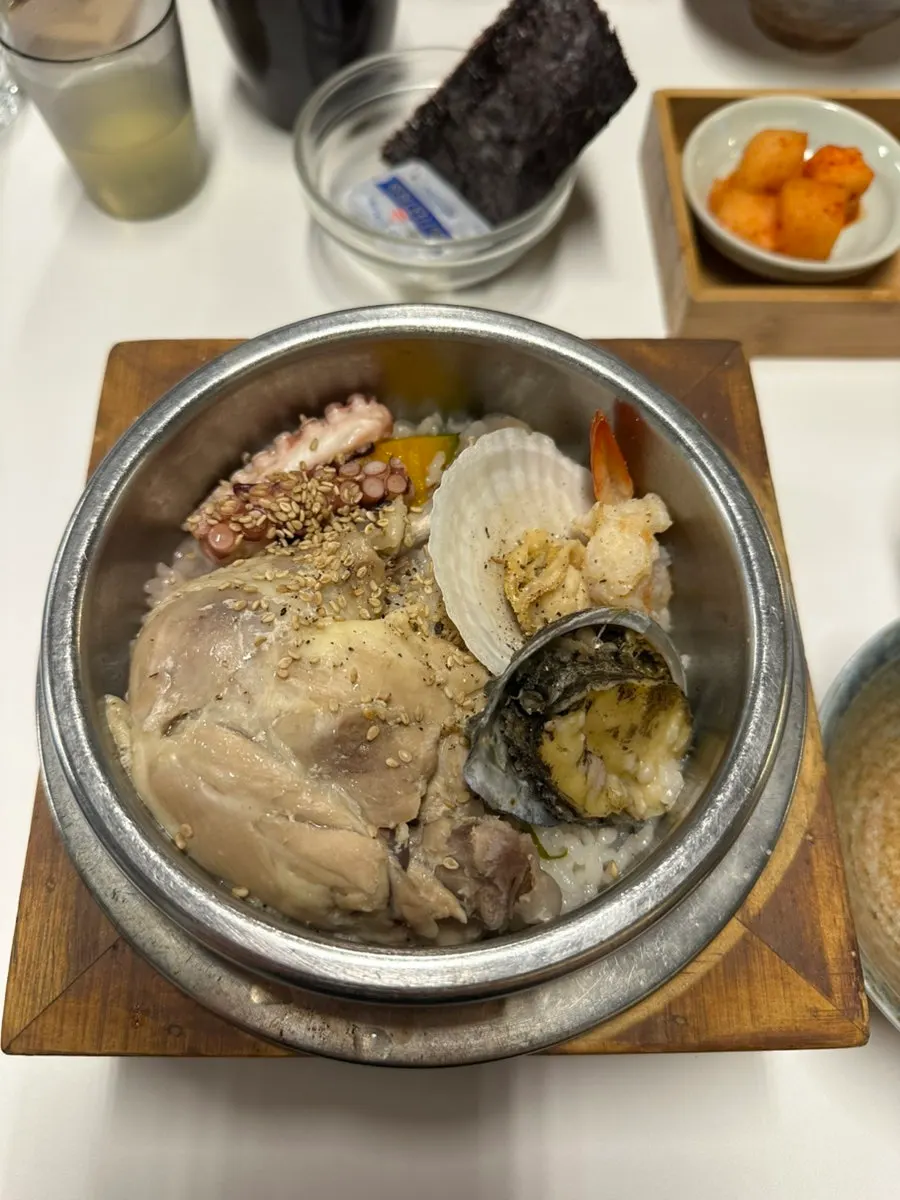 닭다리와 해산물이 올라간 여름특선 삼계솥밥