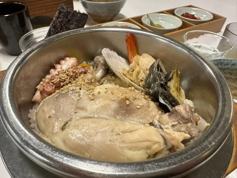 전복·가리비·새우가 들어간 삼계솥밥