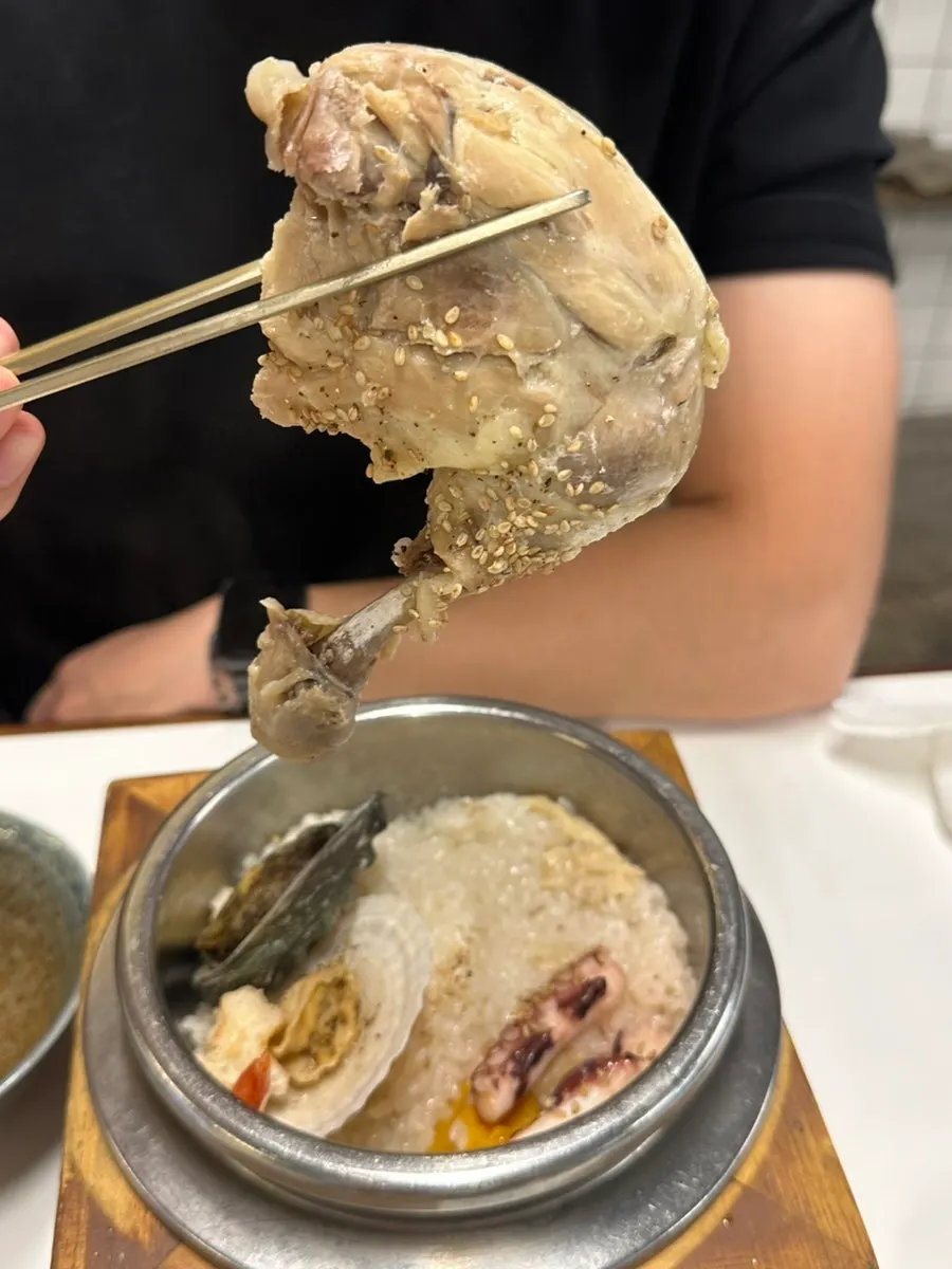 큼직한 닭다리가 담긴 삼계솥밥