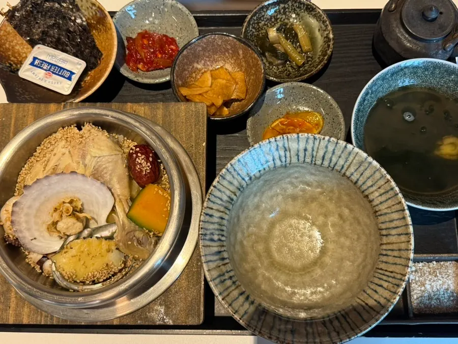 Ginseng chicken pot rice with the lid opened