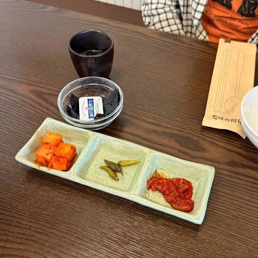 밑반찬과 김, 버터가 깔린 테이블