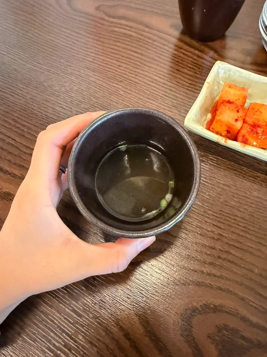 컵에 담겨 나온 따뜻한 장국