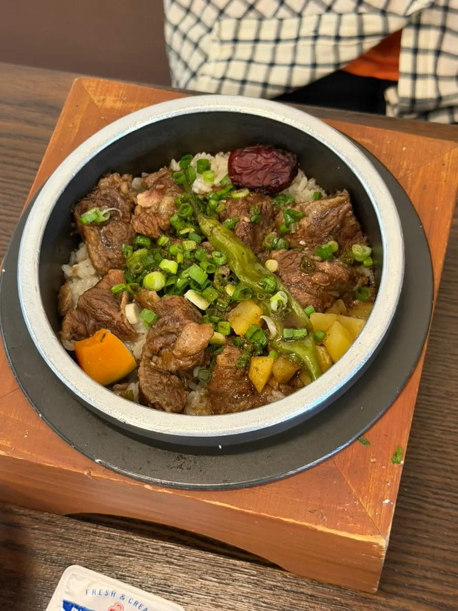 소갈비찜이 올라간 솥밥 비주얼