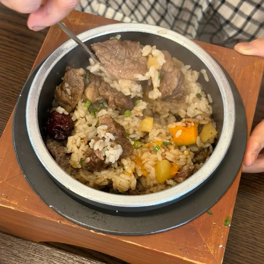 윤기 나게 비빈 소갈비솥밥