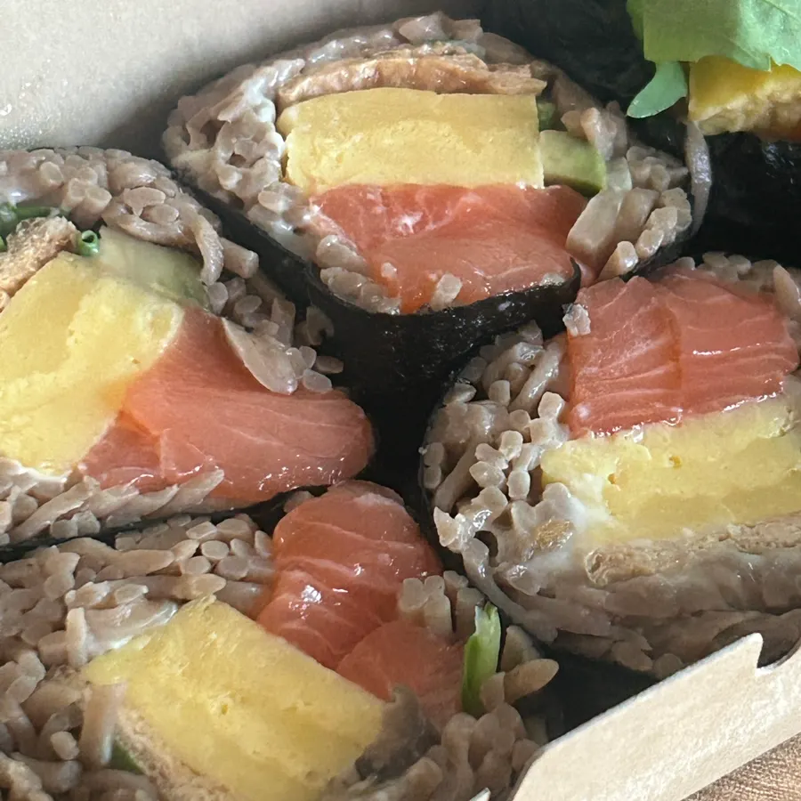 연어와 계란이 두툼한 연어메밀김밥