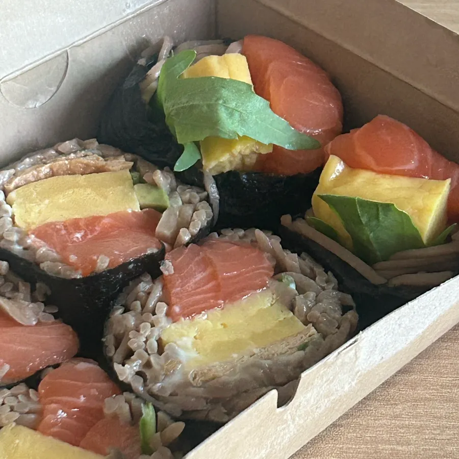 메밀면으로 만 연어메밀김밥 단면