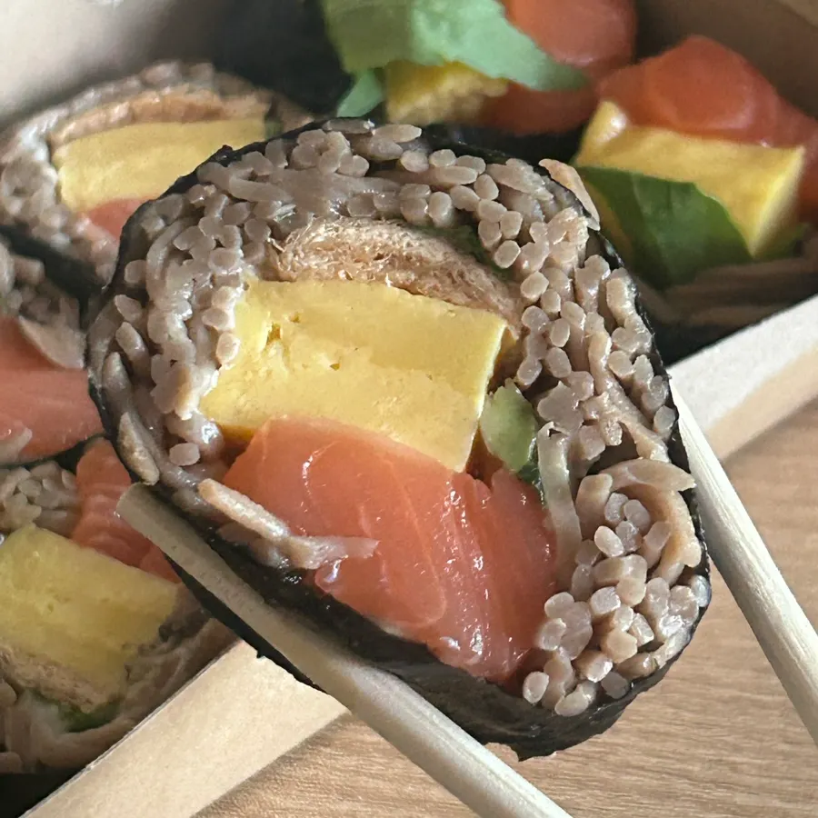 소스에 찍어 먹는 연어메밀김밥