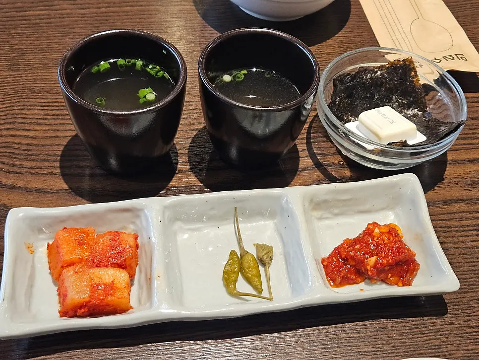 Spacious dining hall seating at Sorori Sotbap