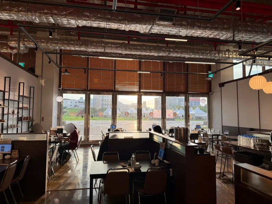 Spacious, clean interior of the Sorori Sotbap dining hall