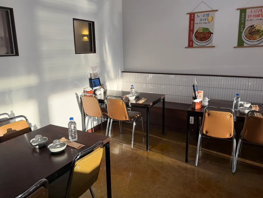 Table at Sorori Sotbap lit by light streaming through the window