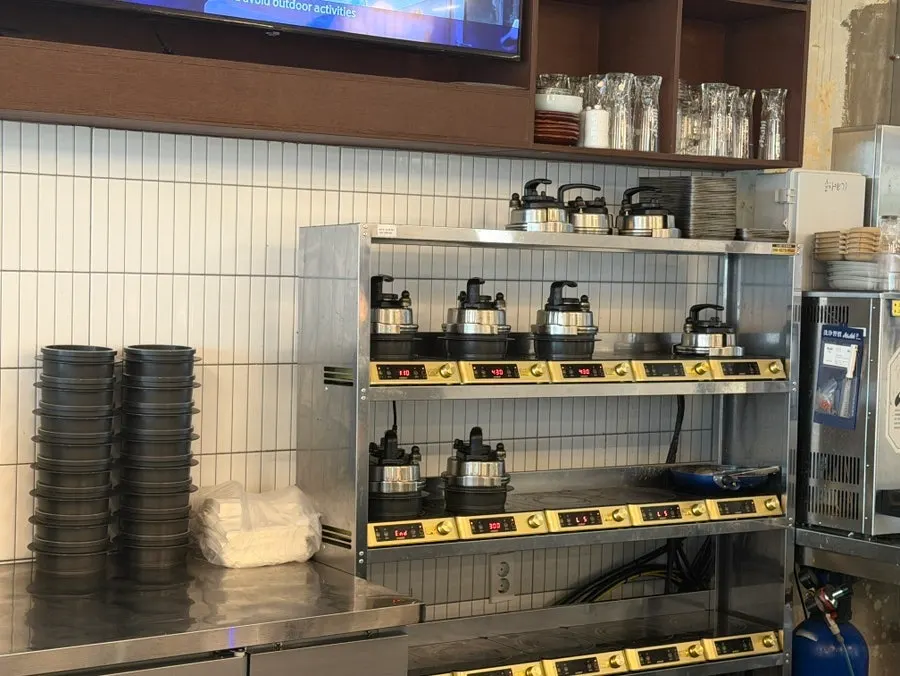 View of the restaurant with sotbap being cooked
