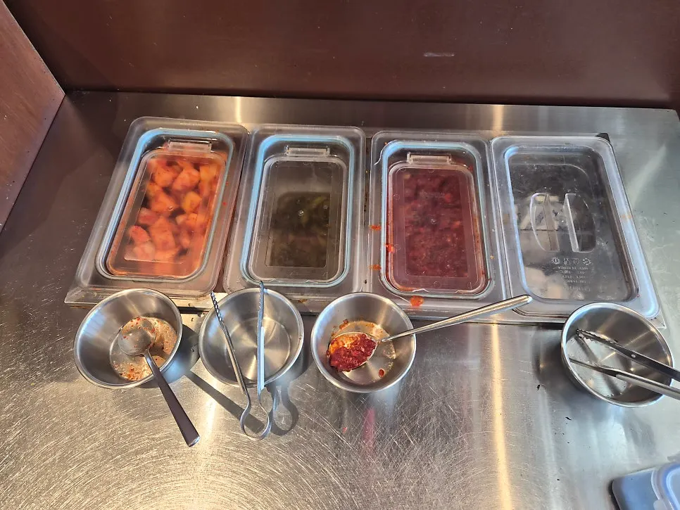 Side dish spread including gopchang seaweed