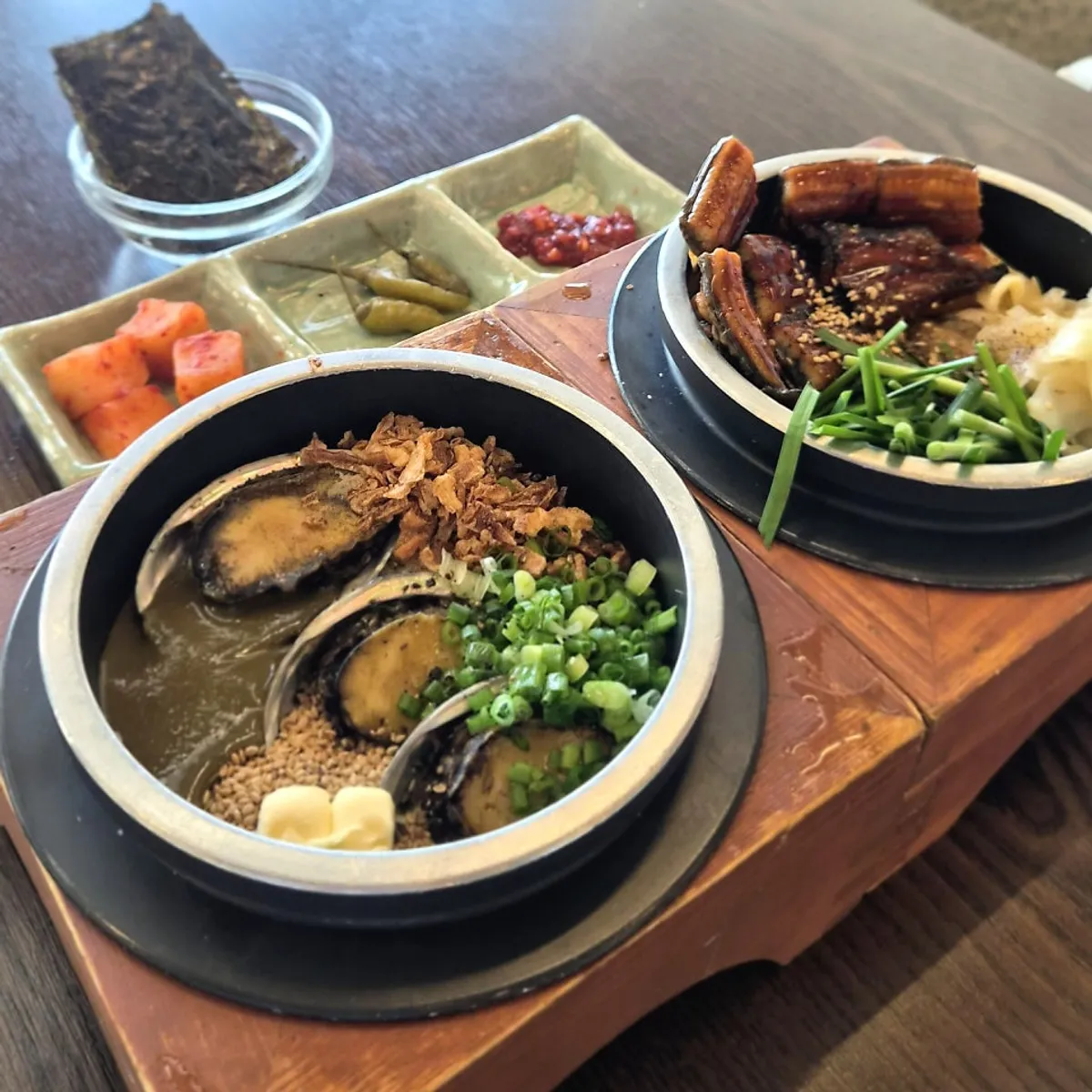 Freshwater eel pot rice and abalone butter pot rice served together