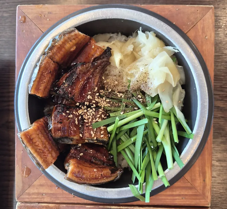 Freshwater eel pot rice piled high with eel