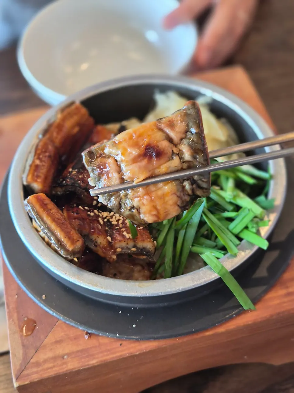 A large piece of eel scooped up