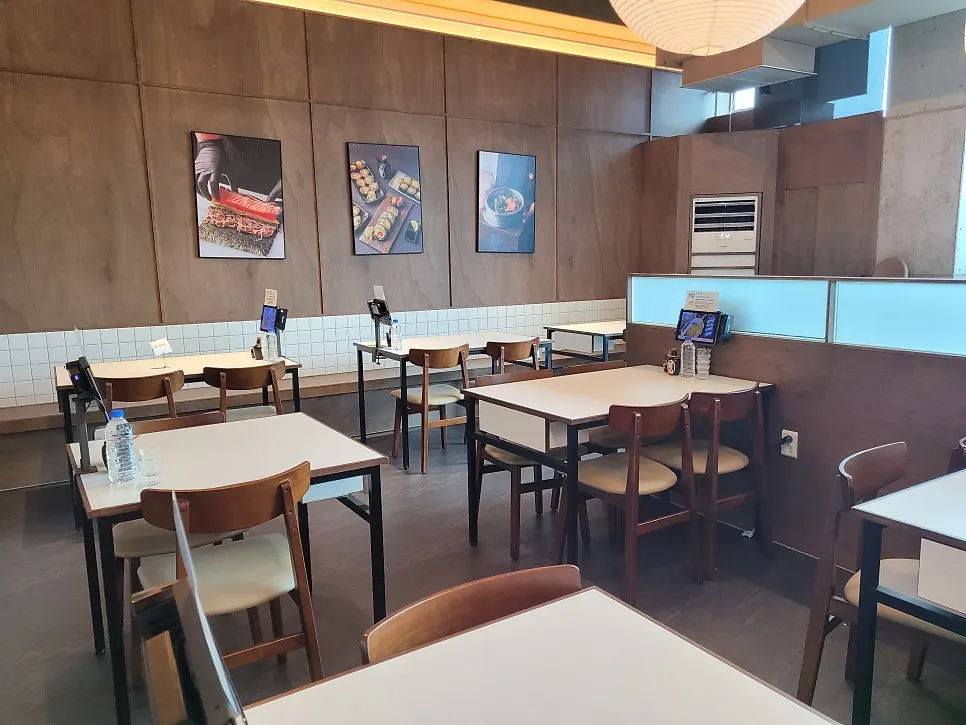 Quiet restaurant during early lunch hour