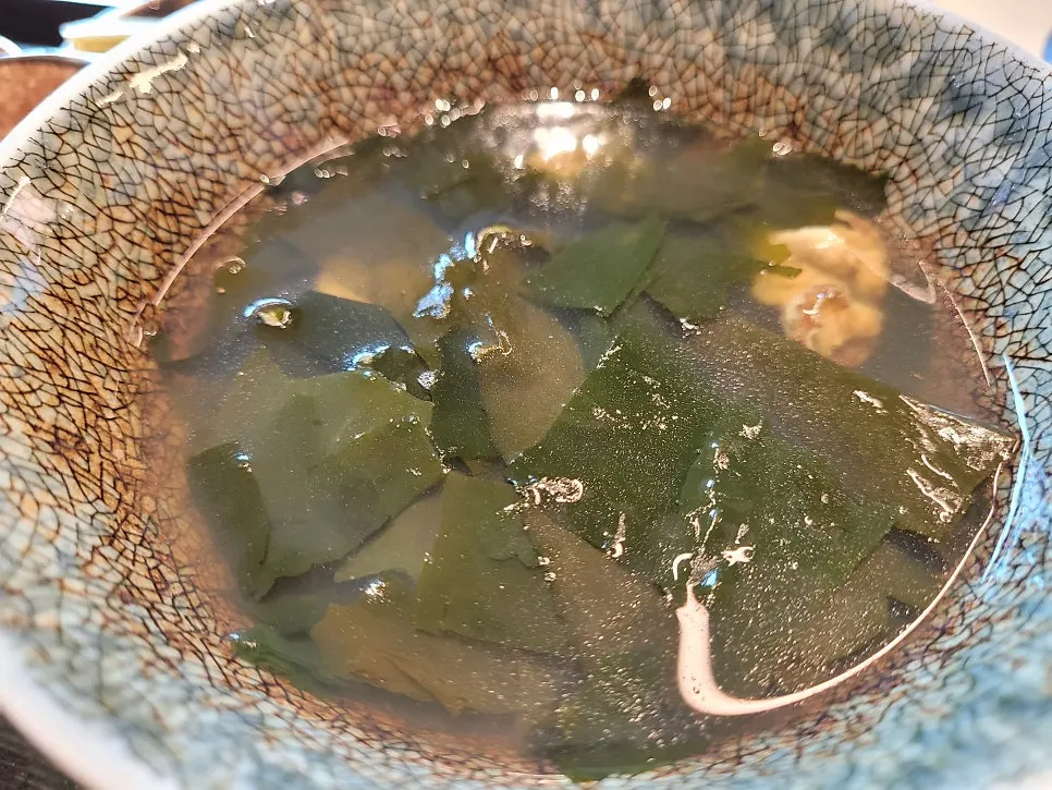 Table setting with two pot rice dishes eaten alternately