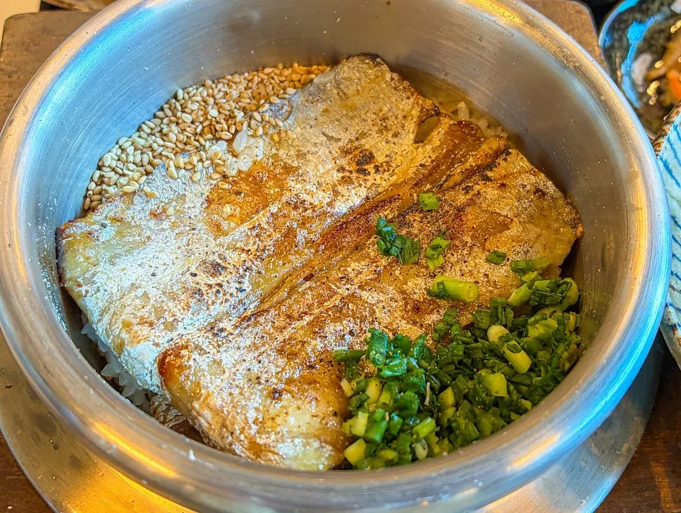 Hairtail pot rice topped with boneless hairtail