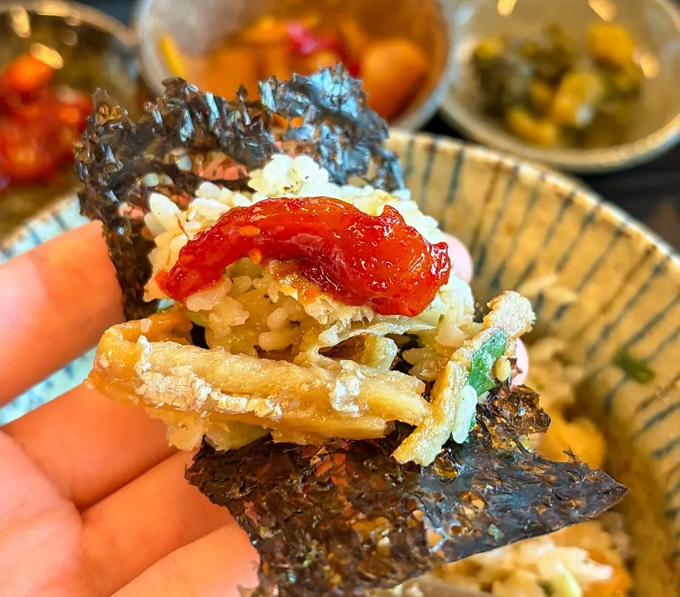 Rice and hairtail wrapped in seaweed with fermented squid on top